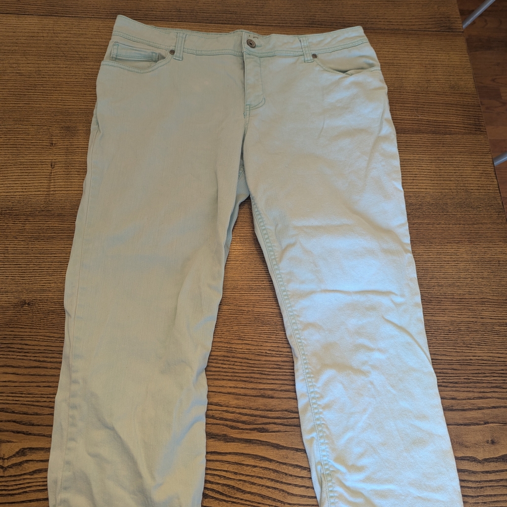 EUC Sonoma Life + Style Women's 12 Modern Fit Jean Capri Light Blue Midrise